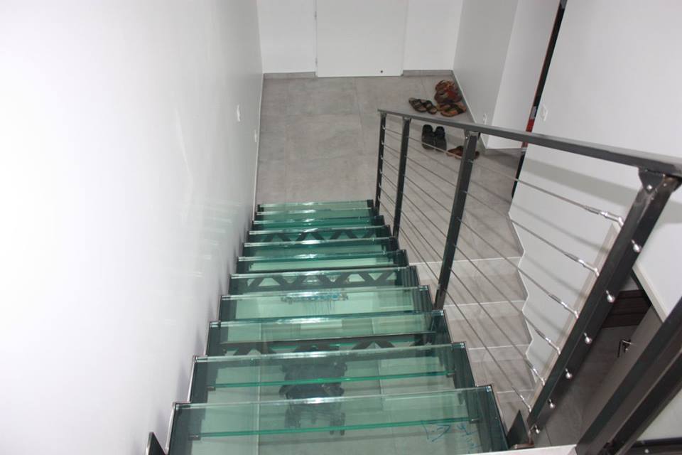 Escalier marches en verre limon double crémaillère région lyonnaise isère